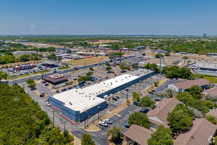 More Photos Of 900 E Braker Ln, Austin Storefront For Lease