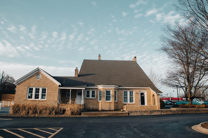 More Photos Of 355 N College Ave, Fayetteville Office Residential For Lease