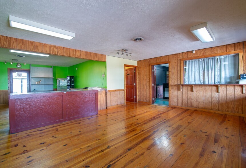 More Photos Of 641 Highland Ave, Vine Grove Freestanding For Sale