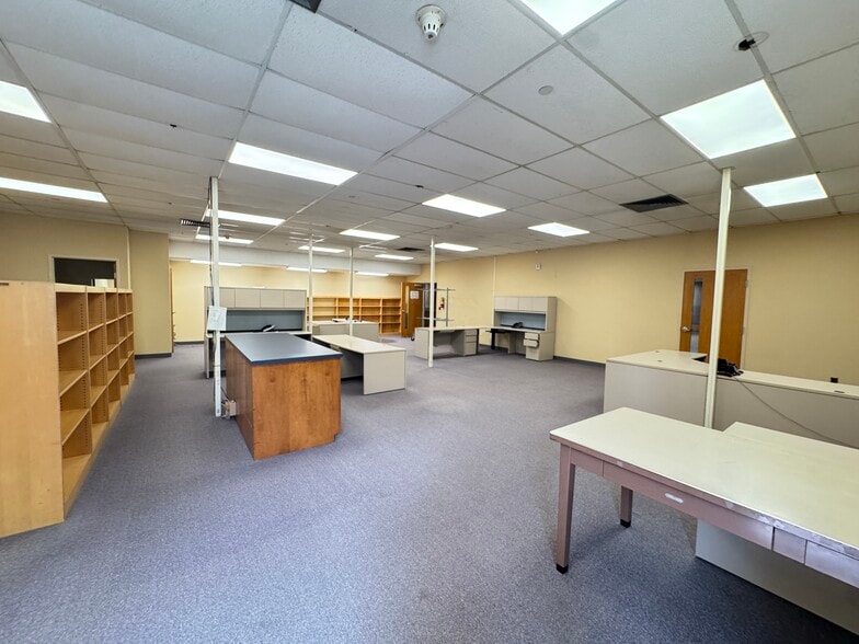 More Photos Of 40 E Simmons St, Galesburg Flex For Sale