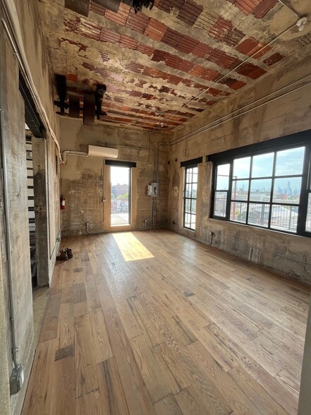 More Photos Of 310 Meserole St, Brooklyn Flex For Lease