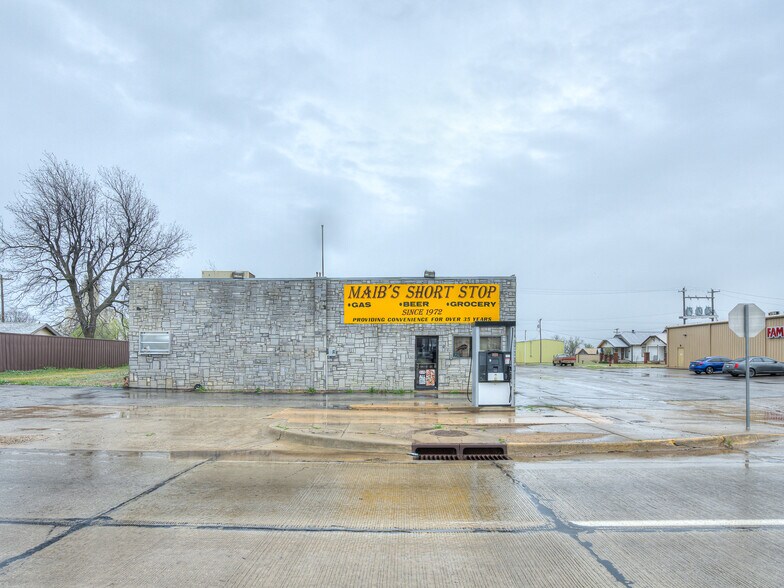 More Photos Of 200 N Broadway Ave, Geary Convenience Store For Sale
