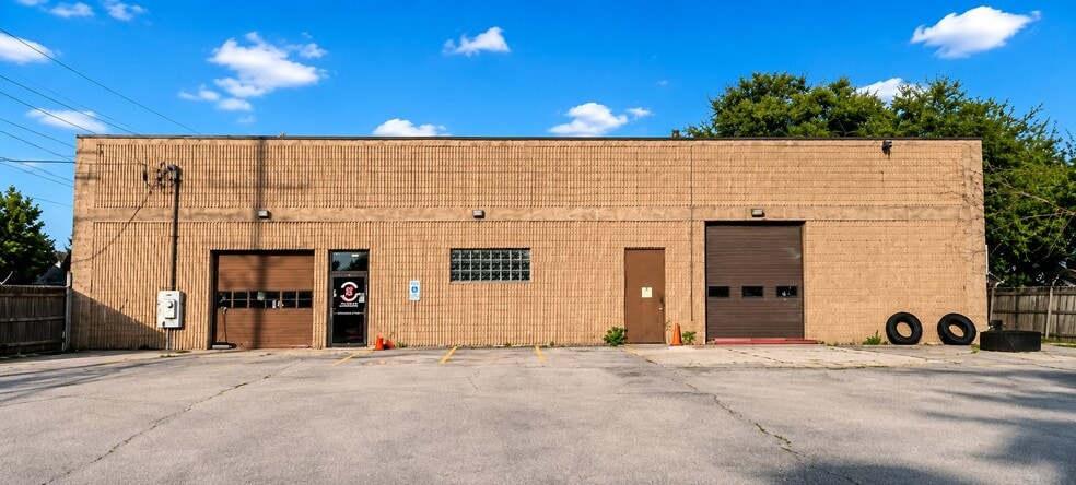 More Photos Of 51 E Plainfield Rd, Countryside Warehouse For Lease