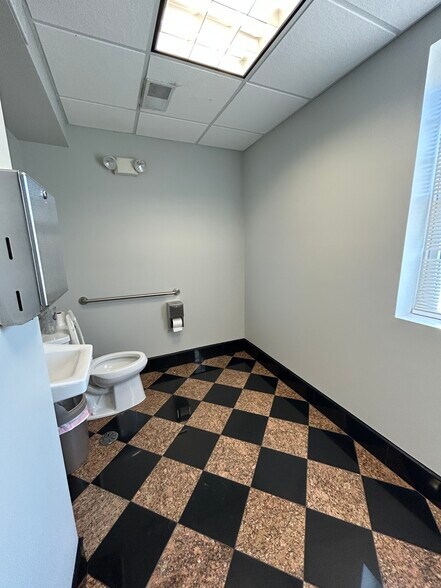 More Photos Of 874 Green Bay Rd, Winnetka Loft Creative Space For Lease