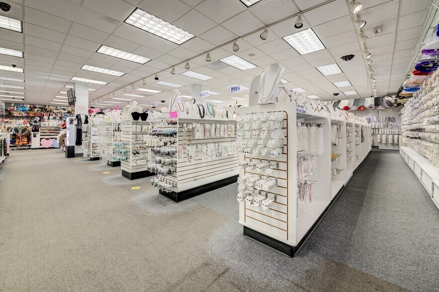 More Photos Of 9345 Olive Blvd, Saint Louis General Retail For Sale