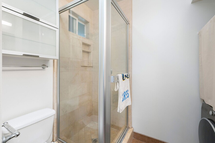 More Photos Of 40 24th pl, Venice Multifamily For Sale