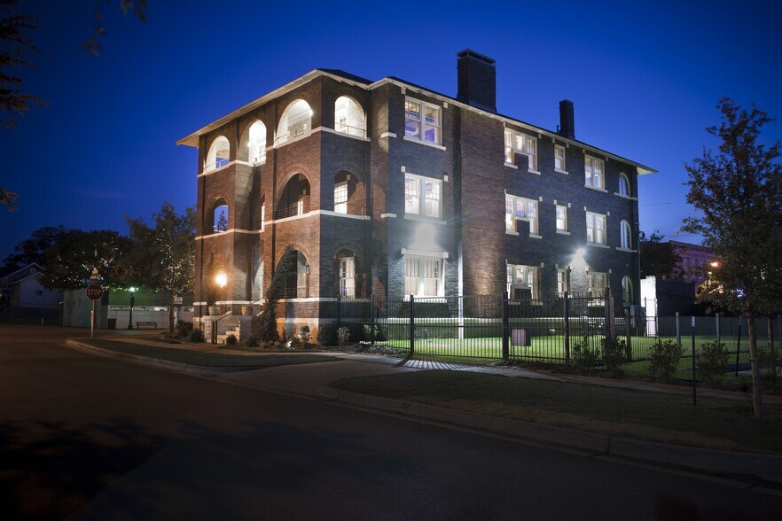 More Photos Of 1228 S Adams St, Fort Worth Office For Lease