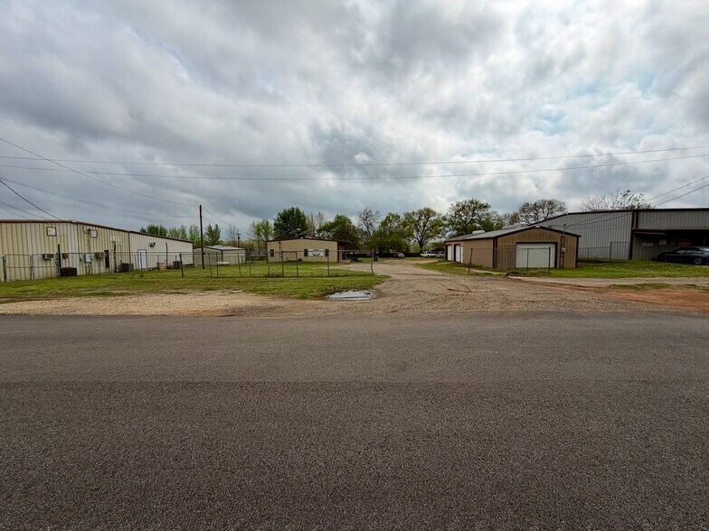 More Photos Of 2000 E Murchison St, Palestine Light Manufacturing For Sale