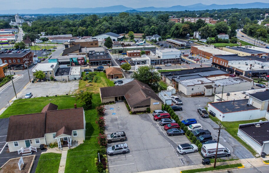 Primary Photo Of 221 S Maple St, Vinton Office For Lease