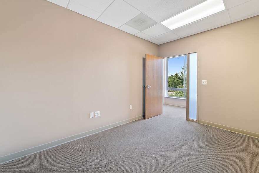 More Photos Of 44320 Premier Plaza, Ashburn Office For Sale