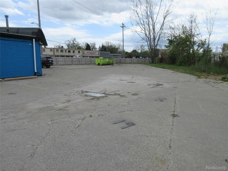 More Photos Of 21665 Groesbeck Hwy, Warren Office For Sale
