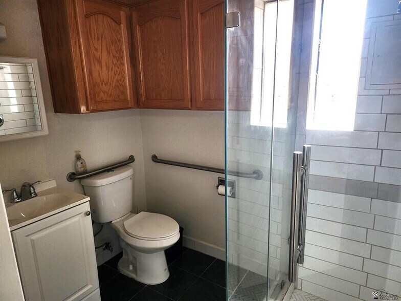 More Photos Of 877 W 8th St, Yuma Auto Dealership For Sale