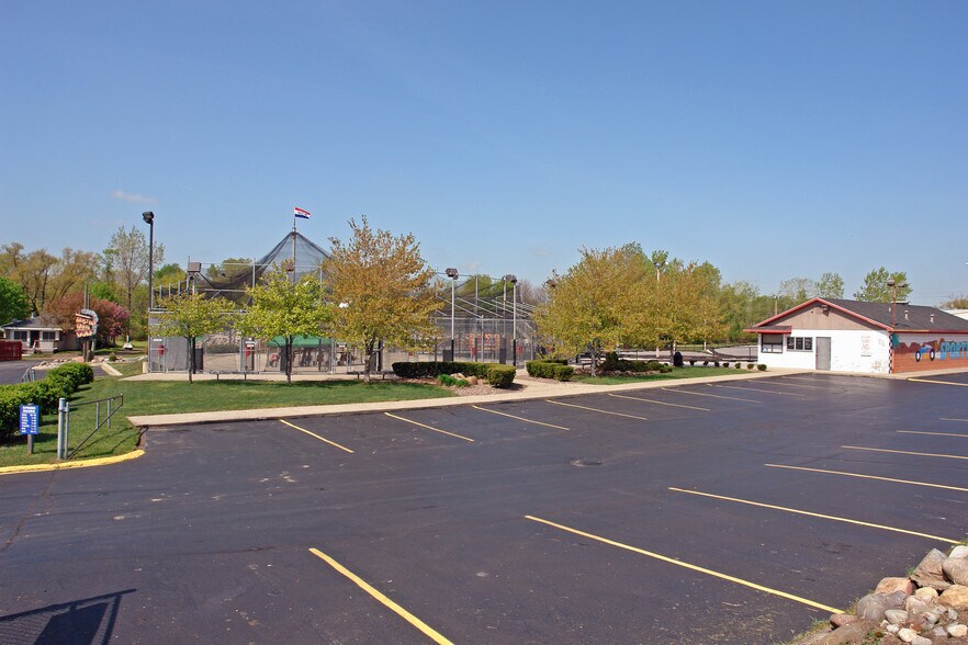 Primary Photo Of 4355 Highland Rd, Waterford Golf Course Driving Range For Sale