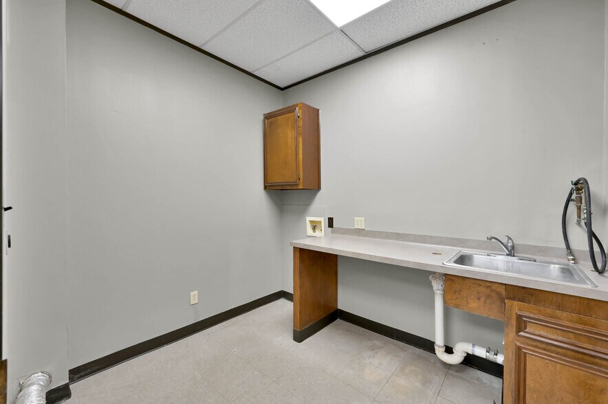 More Photos Of 1380 Stonehollow Dr, Humble Medical For Lease