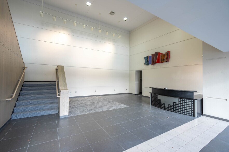 More Photos Of 19975 Victor Pky, Livonia Office For Lease