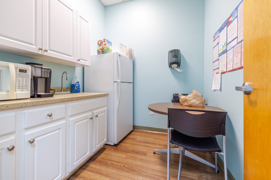 More Photos Of 815 E 68th St, Savannah Medical For Lease