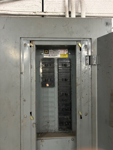 More Photos Of 1103 E Maguire Rd, Noble Light Manufacturing For Sale