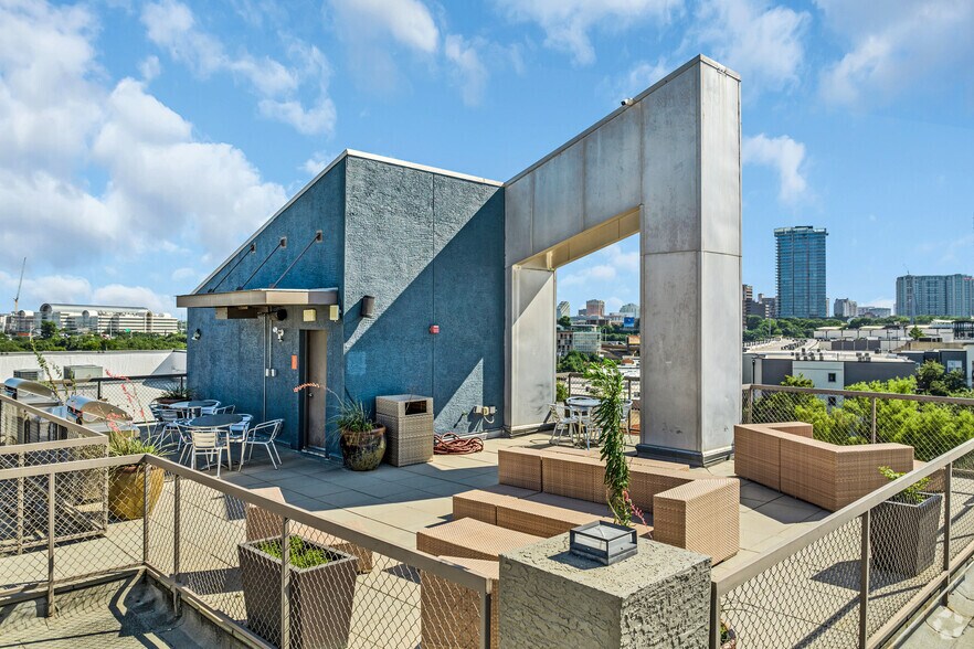 More Photos Of 1430 Dragon St, Dallas Office For Lease