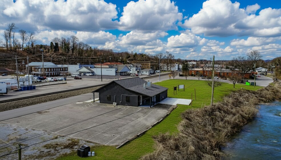 More Photos Of 386 E Main St, Newport Office For Lease