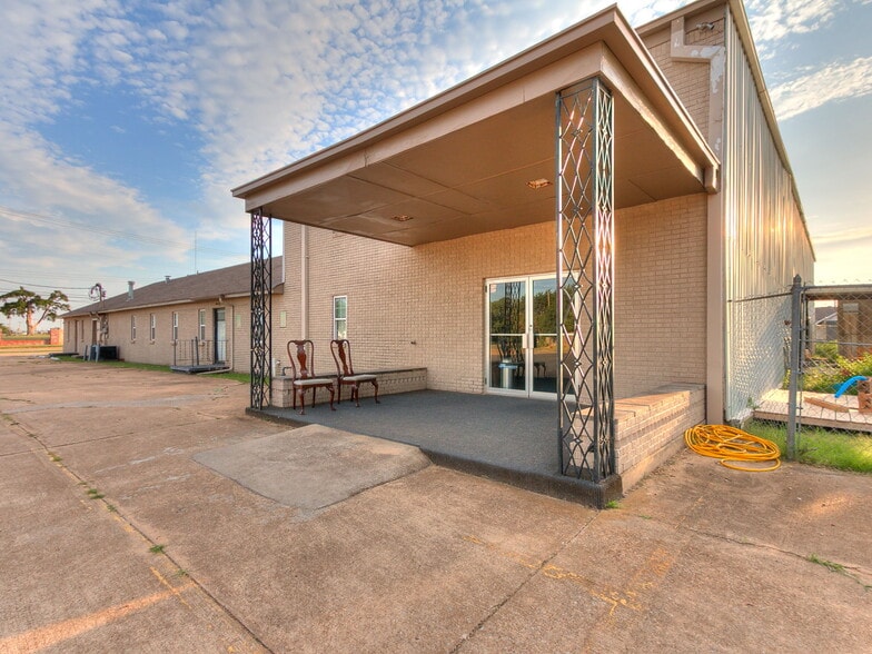 More Photos Of 809 SW 4th St, Moore Religious Facility For Sale