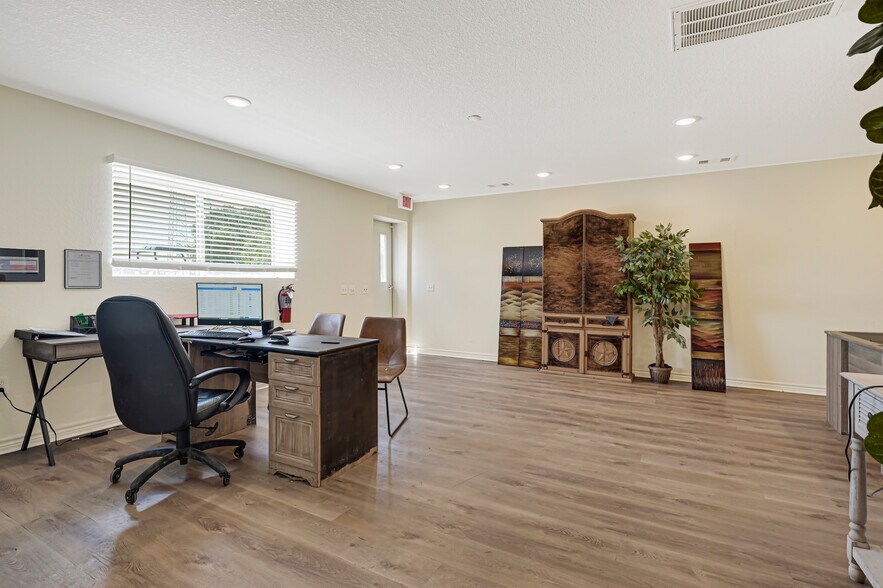 More Photos Of 201 N Walker St, Angleton Warehouse For Sale