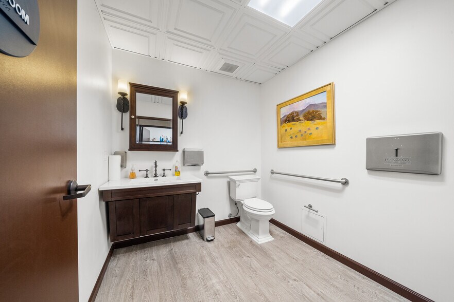 More Photos Of 25550 Hawthorne Blvd, Torrance Medical For Lease