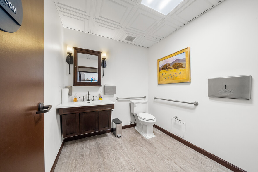 More Photos Of 25550 Hawthorne Blvd, Torrance Medical For Sale