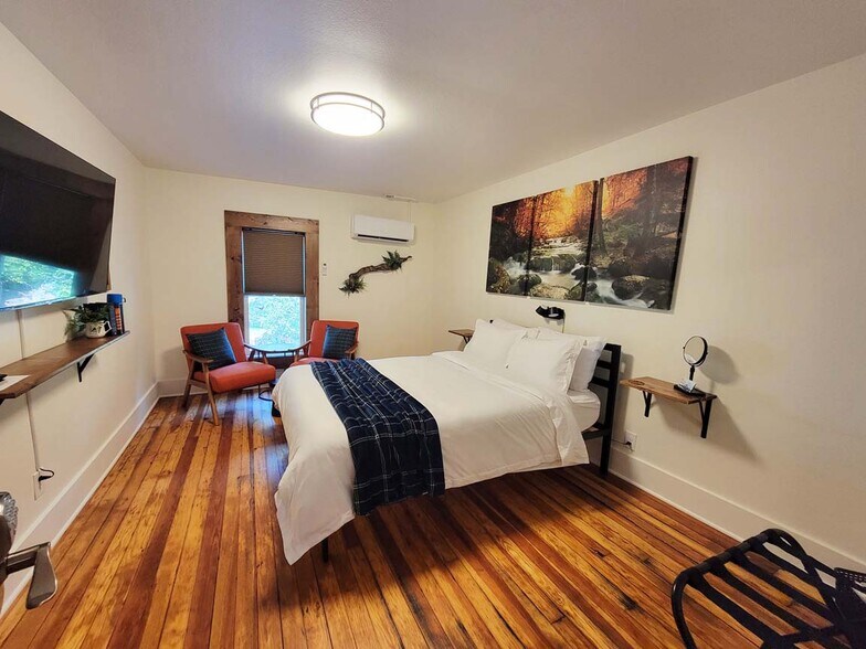 More Photos Of 110 Mc Lean Ave, Cotter Hotel For Sale