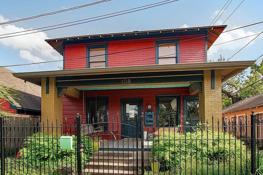 More Photos Of 108 W 10th 1/2 St, Houston Storefront Retail Office For Lease