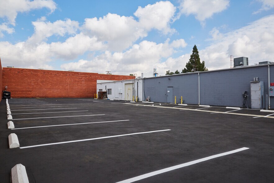 More Photos Of 9171 Gazette Ave, Chatsworth Manufacturing For Sale