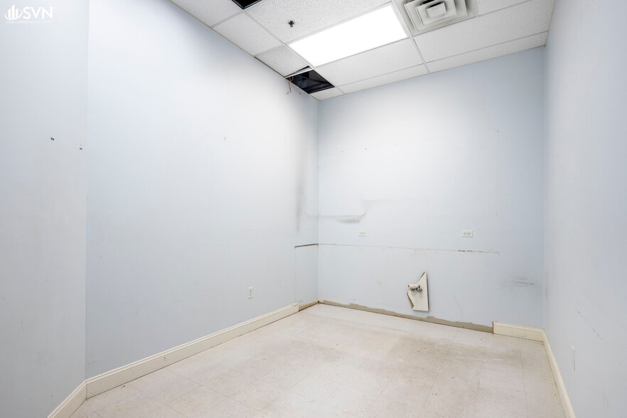 More Photos Of 1028-1030 Wellington Way, Lexington Health Club For Lease