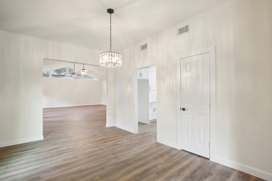 More Photos Of 108 W 10th 1/2 St, Houston Storefront Retail Office For Sale