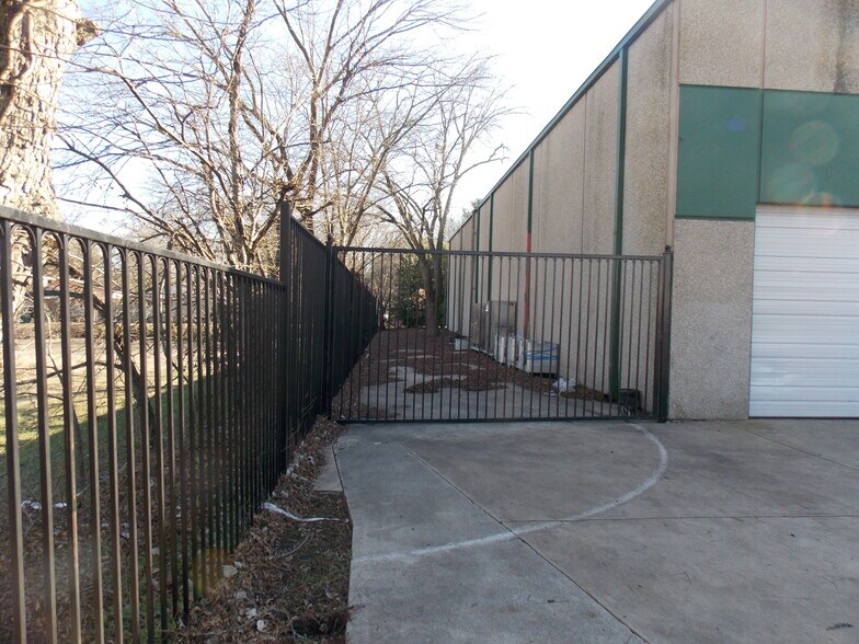 More Photos Of 6120 Aldwick Dr, Garland Warehouse For Lease