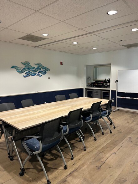 More Photos Of 4055 Lake Washington Blvd NE, Kirkland Office For Lease