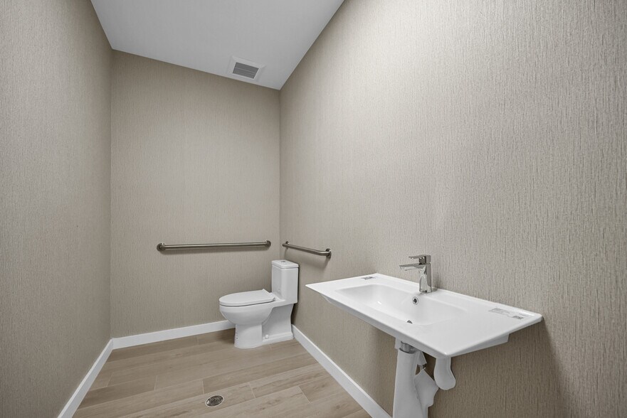 More Photos Of 221 NE 67th St, Miami Warehouse For Sale