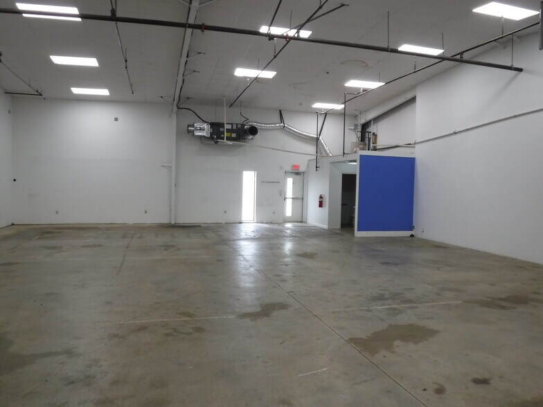 More Photos Of 310 Moore Ln, Collierville Warehouse For Lease