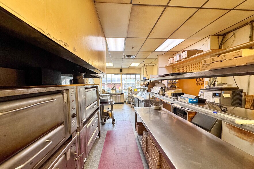 More Photos Of 10 Washington St, Middlebury Freestanding For Sale