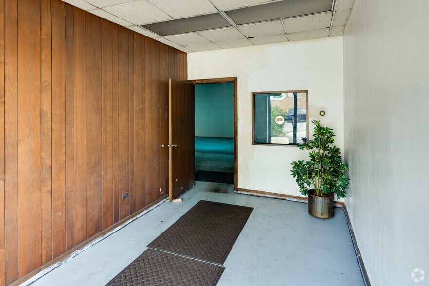 More Photos Of 5851 W Dickens Ave, Chicago Manufacturing For Lease