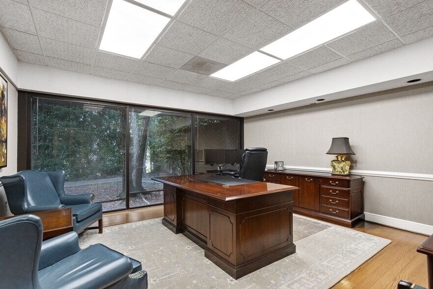 More Photos Of 127 Tanner Rd, Greenville Flex For Lease