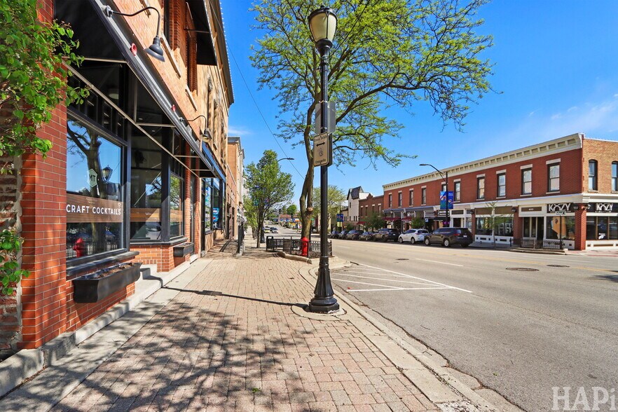 More Photos Of 545-547 N Milwaukee Ave, Libertyville General Retail For Sale