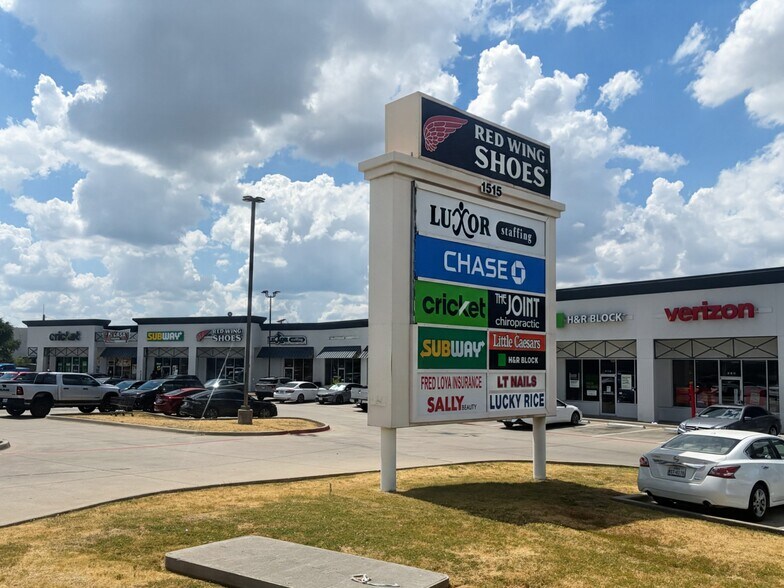 More Photos Of 1515 N Cockrell Hill Rd, Dallas Restaurant For Lease