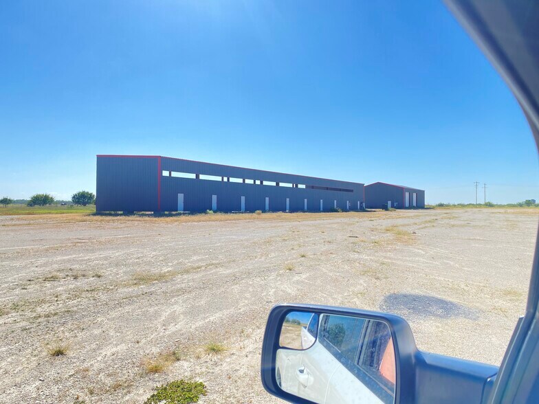 More Photos Of 3248 N. Hwy Frontage Rd., Three Rivers Warehouse For Lease