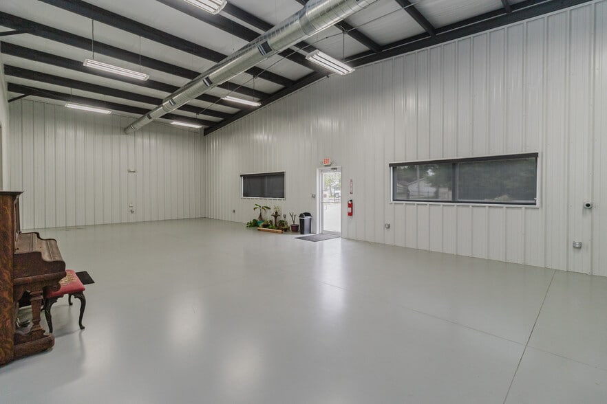 More Photos Of 2325 S Crest St, Wichita Warehouse For Sale