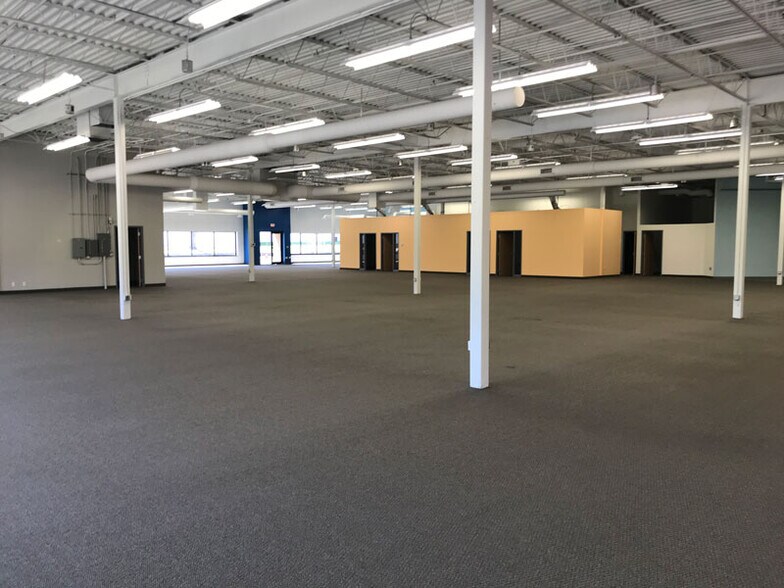 More Photos Of 9201 E Bloomington Fwy, Bloomington Distribution For Lease