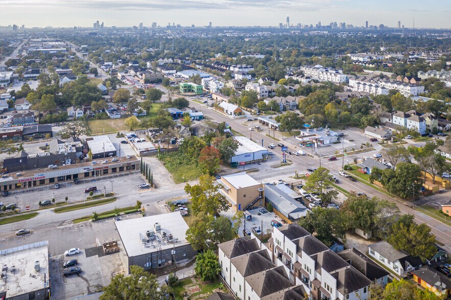 More Photos Of 729 W 19th St, Houston Storefront Retail Office For Sale