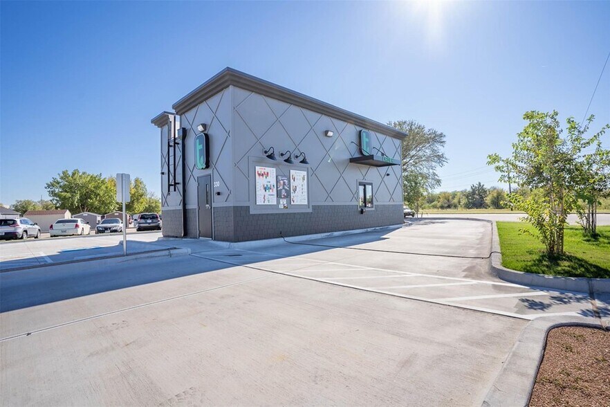 More Photos Of 330 NW John Jones Dr, Burleson Fast Food For Lease