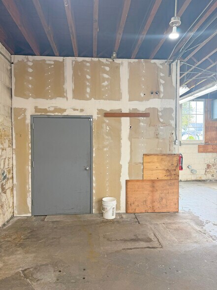 More Photos Of 1229 Main St, Sumner Freestanding For Sale