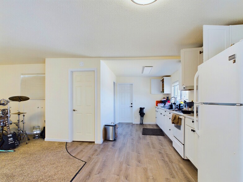 More Photos Of 14420 Lakeshore Dr, Clearlake Office For Sale