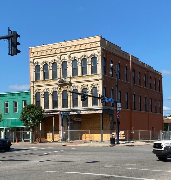 More Photos Of 300 Clinton St, Defiance Storefront Retail Residential For Lease