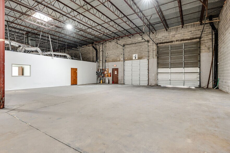 More Photos Of 2838-2910 Anode Ln, Dallas Warehouse For Lease